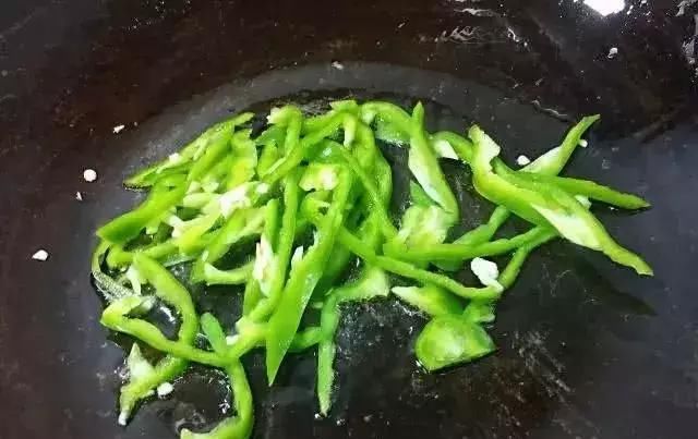  『肉贩』它是猪身上最珍贵的一块肉,肉贩不卖留着自己吃,识货的人抢着买