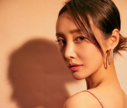  惊艳■又被“卫嬿婉”惊艳到了！穿酒红露背裙又仙又正，低发髻美得惊艳