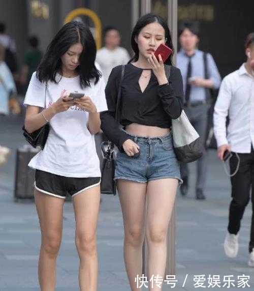  【美女】街拍美女：雪纺配牛仔，不仅不失个性，还能彰显出简约大方的气息