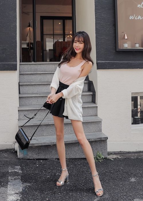 街拍 黑色短裙美女，丰腴身材，天使容貌！