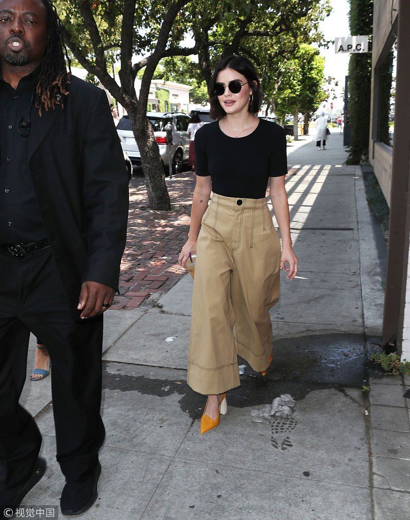 ”美少女“露西海尔出街打扮时尚有型  获黑人保镖护驾大步疾走气