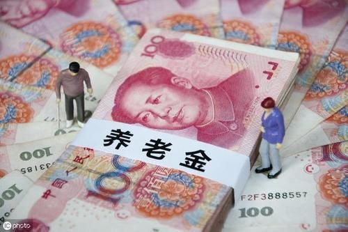  个人账户：社保每年缴费10000元，交15年，退休后每月养老金多少