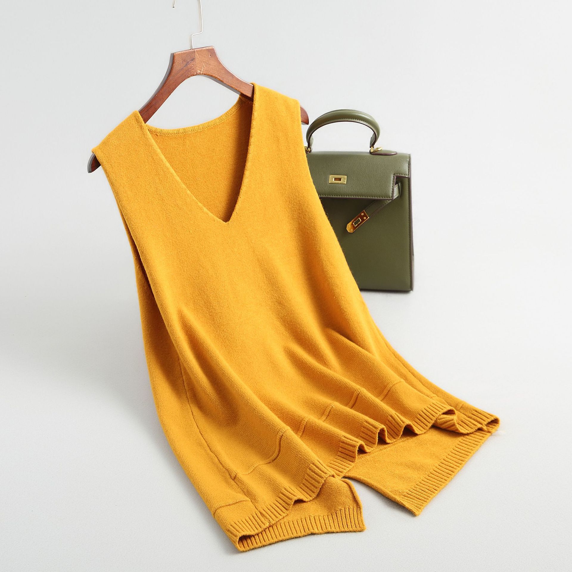 我的天!小姨真会赶时髦，入秋后穿短开衫，搭配小衫，简直美翻天