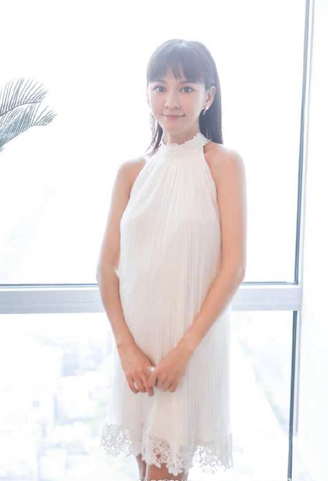 “准妈妈”陈意涵出席时装周，小白裙穿出少女感，可高跟鞋亮了！