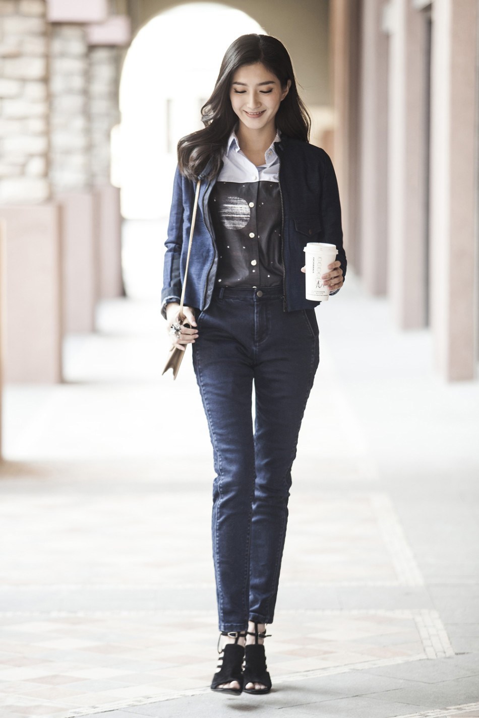 江疏影出席活动穿泳衣现身？网友：没有这么性感的身材还真不敢穿