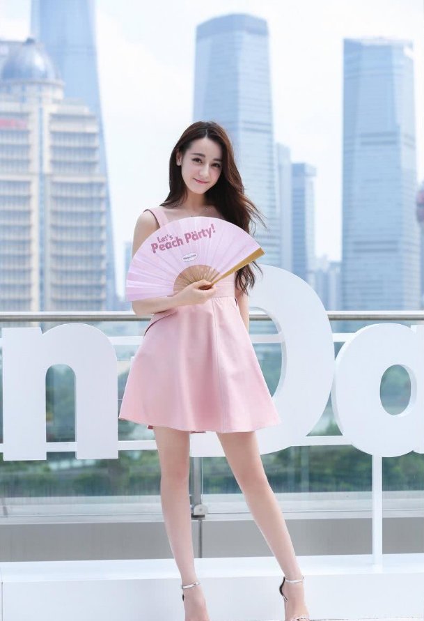 迪丽热巴的脚和地面都快垂成一条直线了，网友:这怎么走路?