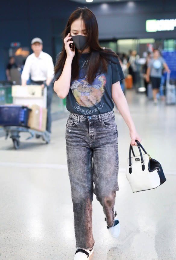 陈乔恩发福了?一条牛仔裤就秒变“大蜜腿”，不丑还意外好看!