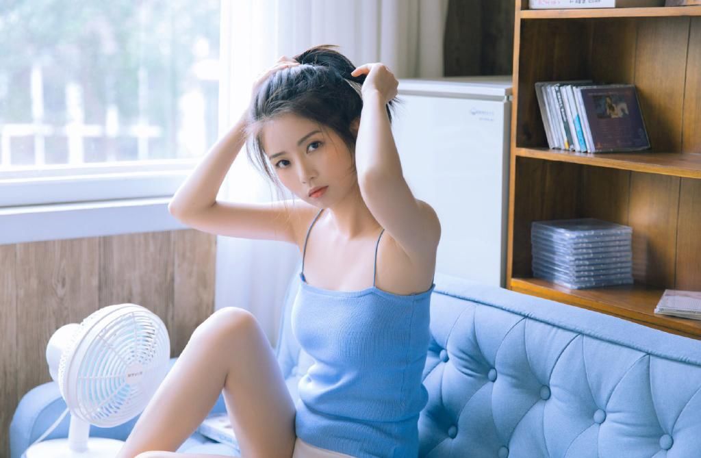 酥胸吊带美女白皙撩人性感写真图片