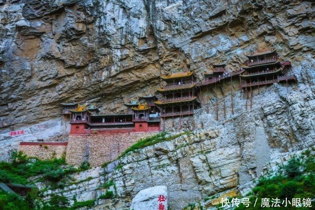 国内这个奇特的建筑，寺庙挂在悬崖上，为了保护它冬天都不生火