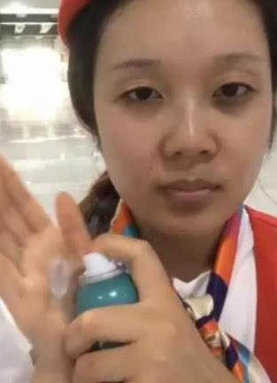 空姐误了登机时间，在登机口画妆，妆前妆后大妈与女神的区别！