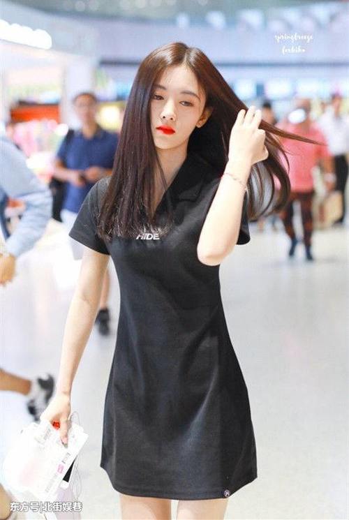 鞠婧祎的腰围细的惊人,这么瘦的收腰裙都穿不满,一般人就算了吧