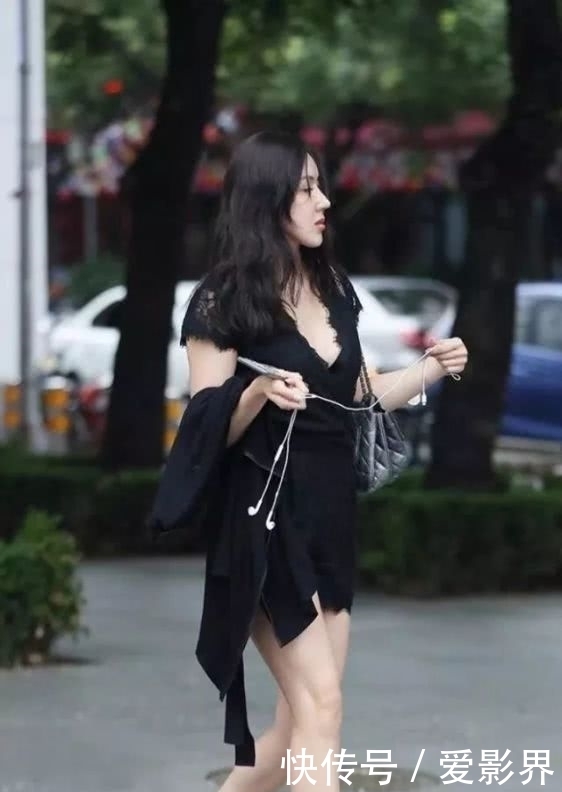 短袖T恤:女性穿上高跟鞋, 打造出时尚魅力的自己