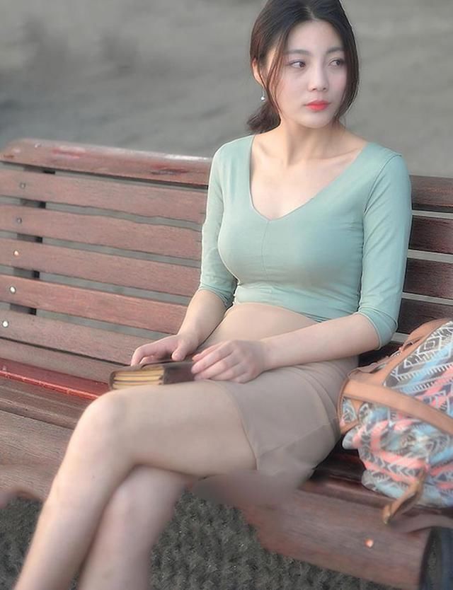 东莞街拍: 街头小姐姐们诱人美腿PK火爆身材, 你更喜欢哪一款呢?