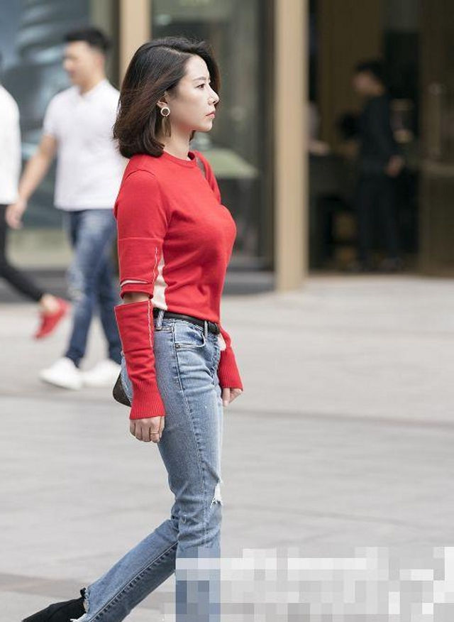  显得|街拍:俏美靓丽的小姐姐,穿搭时尚紧身牛仔裤,休闲又大方!
