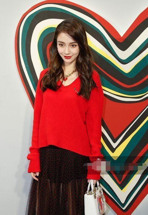 29岁杨颖真会穿!一袭深V吊带长裙端庄优雅,网友:黄晓明好福气