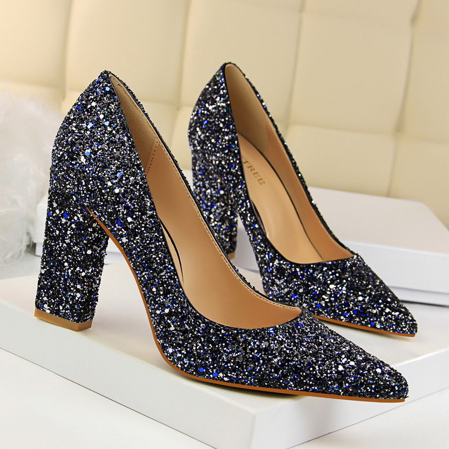 9月上新尖头“单鞋”‘、优雅性感、轻松穿出女人味