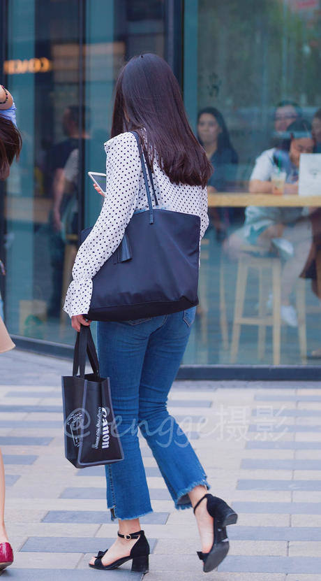 街拍：女生爱穿紧身牛仔裤，其实是看中它的塑身功能