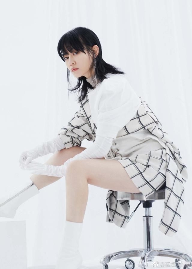 张柏芝真大胆！穿的绿色衬衫上面的勒成这样网友：不是一般的大！