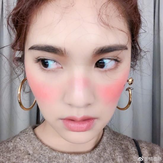 坤音四子过敏脸出道 这画风在致敬98年的王菲吗？