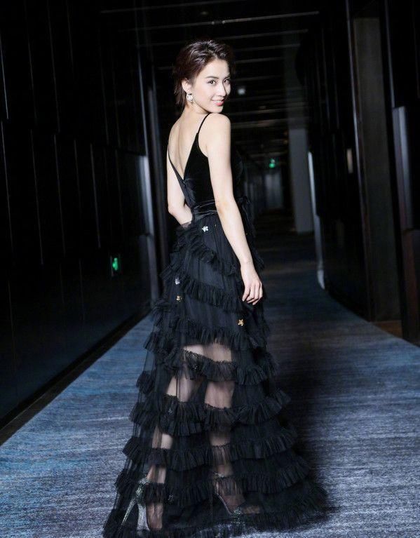 黄圣依赶时髦，全身只穿一个色，不过这颜色太耀眼了，反而有些俗