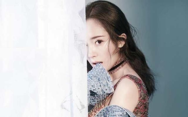 杨幂深夜发表声明:他和唐嫣的姐妹情应该何去何从呢?