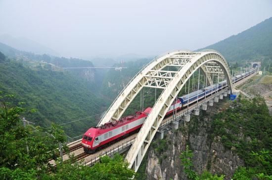 中国修建难度最大的铁路，5万人修50公里要一年，每公里耗资6千万