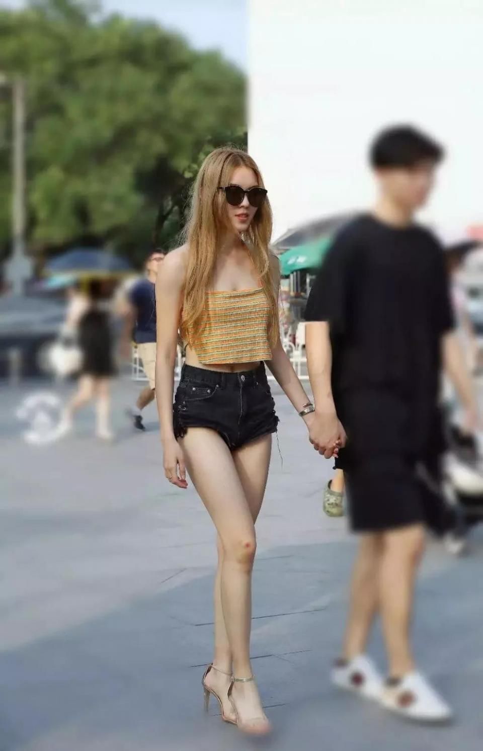 街拍美女:露背吊带美女尽显傲人身材 旁边的男友是不是太紧张了