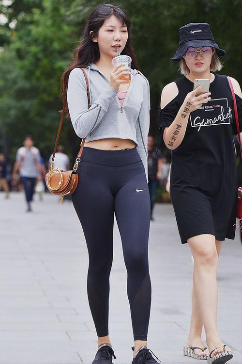 紧身打底裤：挺拔有魅力，显大方有气质！