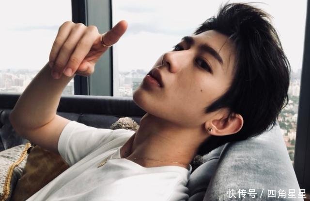 易烊千玺和蔡徐坤风格迥然不同, 一个小事儿暴露彼此差异