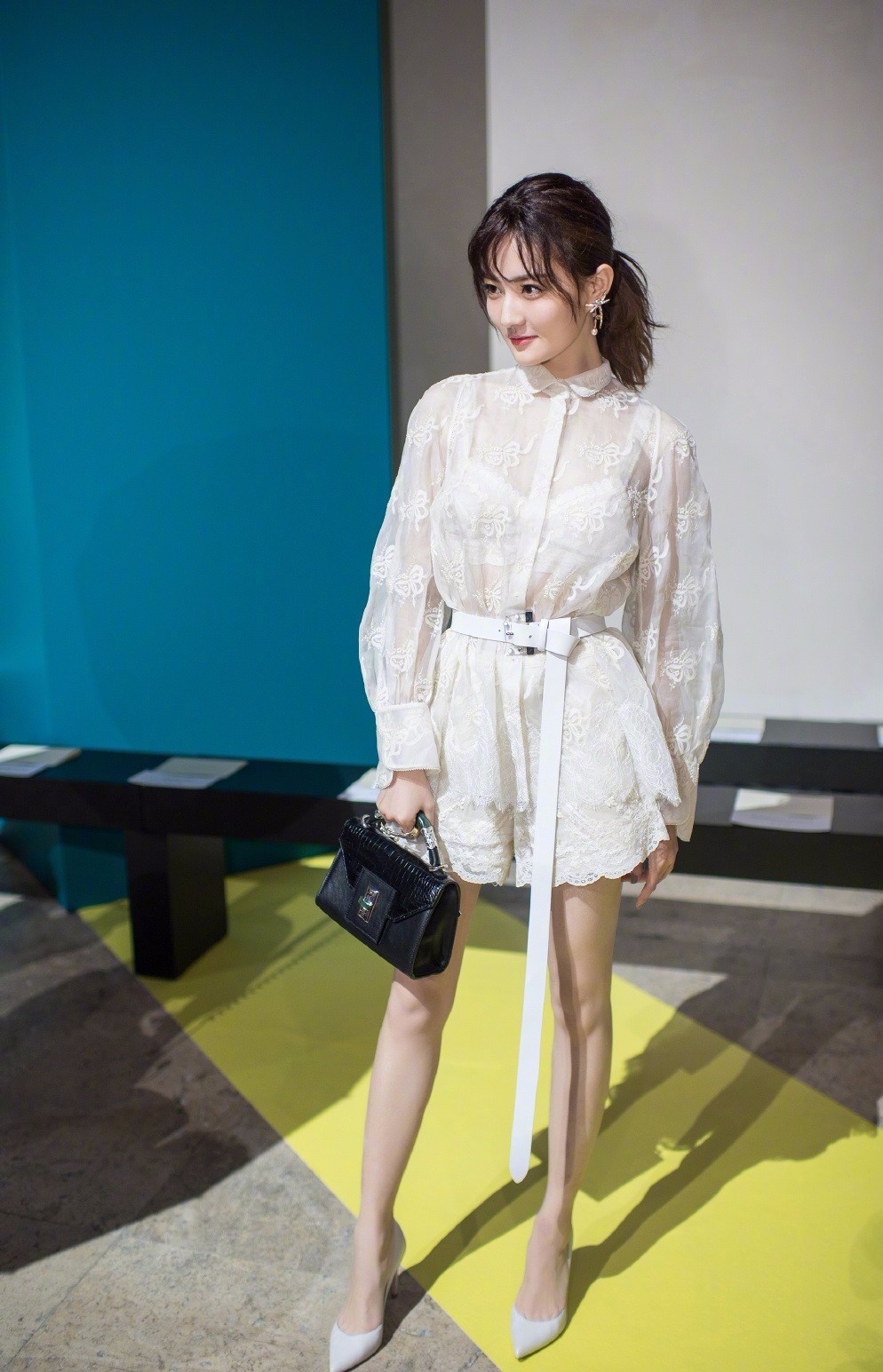 徐璐黑白大片，穿搭不同寻常，网友：空调只开了10度？