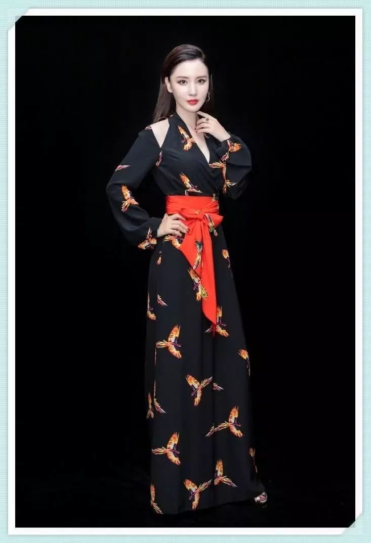 李湘瘦了不止40斤!穿黑印花裙美回颜值巅峰，撞上96斤张萌都没输