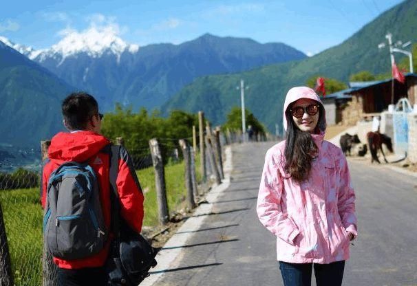 自驾游的川藏路上，穷游女不能载，男子不听搭了就后悔