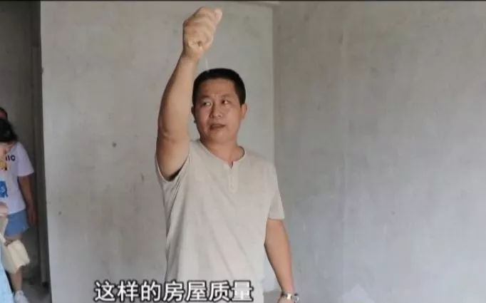 住了两年“泡沫”房子?业主集体维权:整改可以，但请改到满意为止