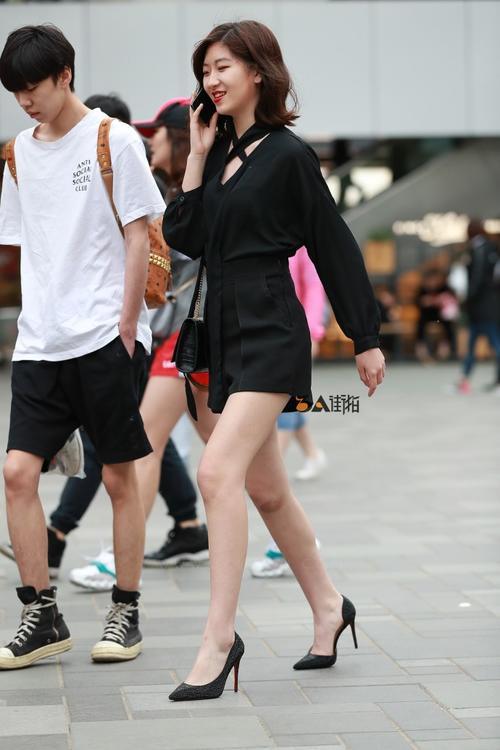 路人街拍，气质大长腿小姐姐，旁边那个是你弟吧