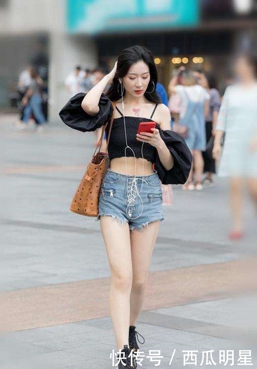  气质■街拍：美女的性感大长腿很是吸睛，优雅气质也甚是迷人