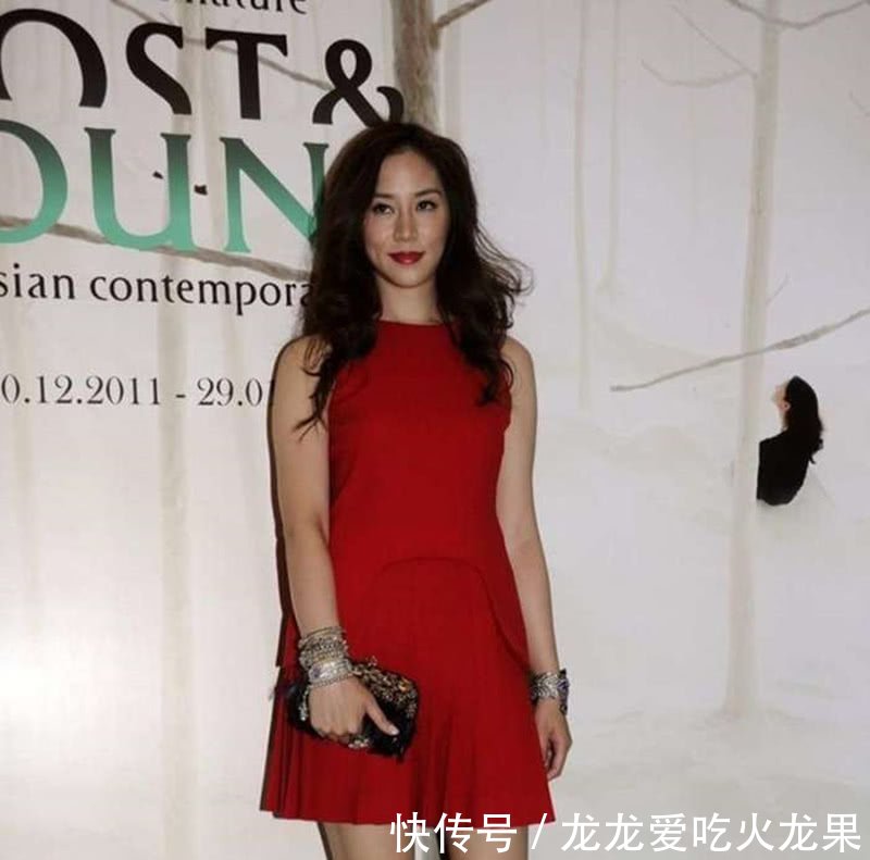 36岁的徐子淇,完全看不出来是四个孩子的妈妈,完美的身材