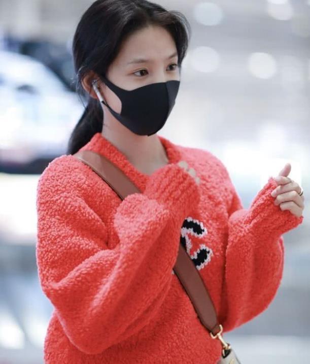 『短袖』街拍:明眸善睐的美女,一件黑色短袖配黑色短裤,时尚清爽气质