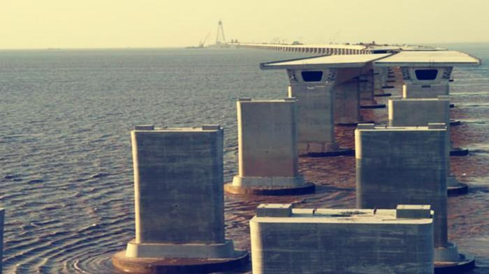 跨海大桥底下都是水，可桥墩如何在海里建成，多年的疑惑才明白！