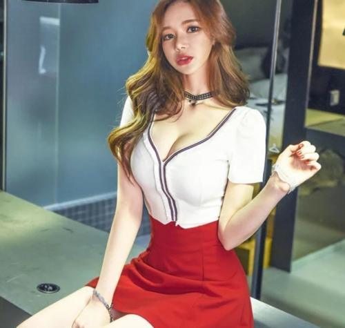 高挑又标致的紧身裙小姐姐，玲珑婀娜的身姿十分抢眼！