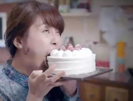 杨紫也开始学Angelebaby假吃了，看到这两图网友们无话可说