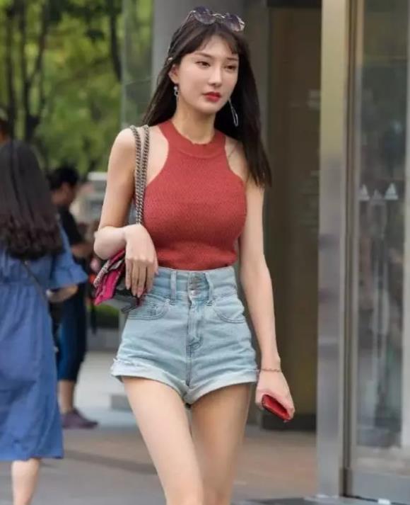  #俏丽#街拍：妍姿俏丽的美女，身穿白色的长袖连衣裙，唯美大气