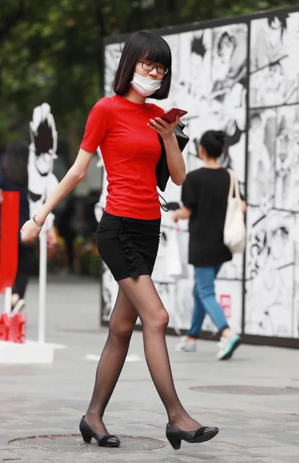 窈窕小姐姐贴身上衣搭配包臀裙显凹凸有致好身材，黑丝包裹的大长