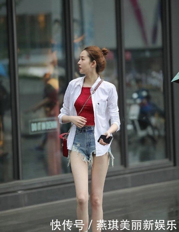 『美腿』街拍：小姐姐白色衬衣搭配牛仔短裤，满屏幕的高挑美腿！惹人爱！