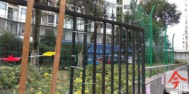  「全楼」柳州一确诊病例小区全楼封闭，社区工作人员穿防护服为