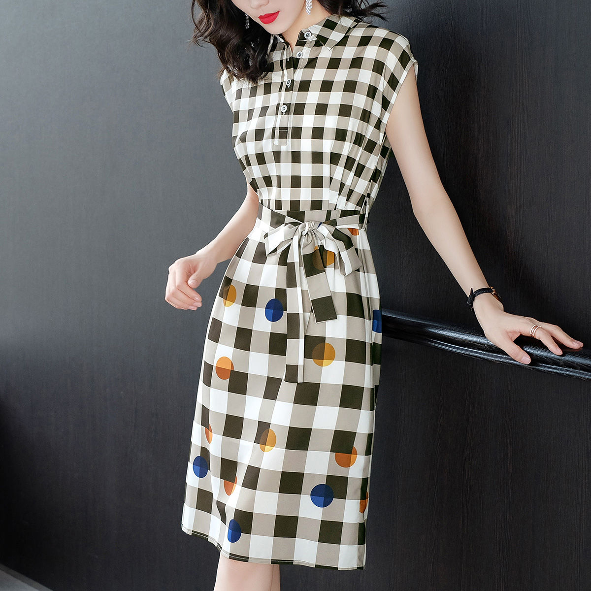 8月阔腿裤已不流行，“冷风蜂腰裙”纤细小蛮腰，专为胖女人设计