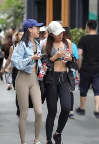 这样的打底裤，怎么拍都很美，十分的美好！