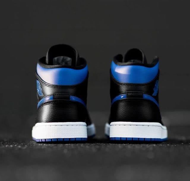  『新品』小黑蓝 AJ1 Mid 又有新品了！荔枝皮鞋身质感超细腻！