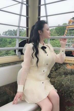 冉莹颖穿深V装现身，却频频用手遮挡事业线，网友：敢穿不敢露啊