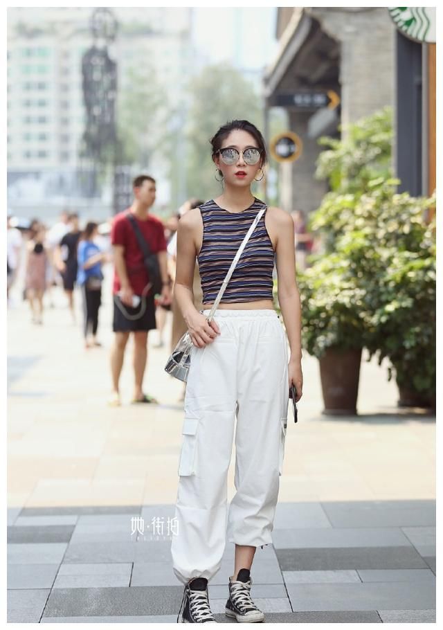 街拍：图1吊带长裙，图2吊带连衣裙，图3身材傲人！