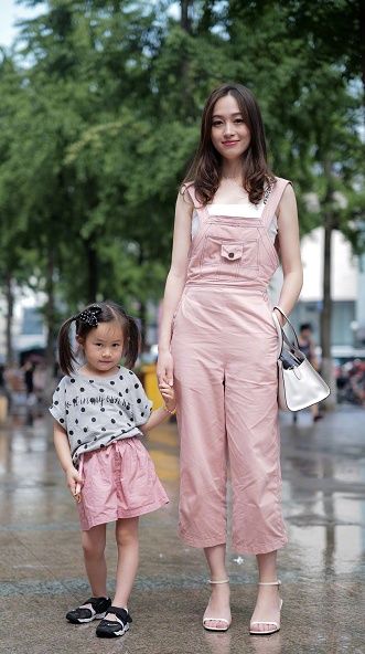 东莞街拍，充满活力的吊带美女，热裤短到露出神秘物体!值得一看